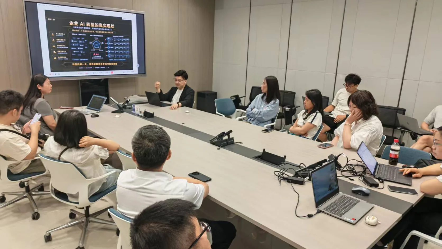 麒典与客户在会议室做方案复盘，逐项过交付进度和责任边界