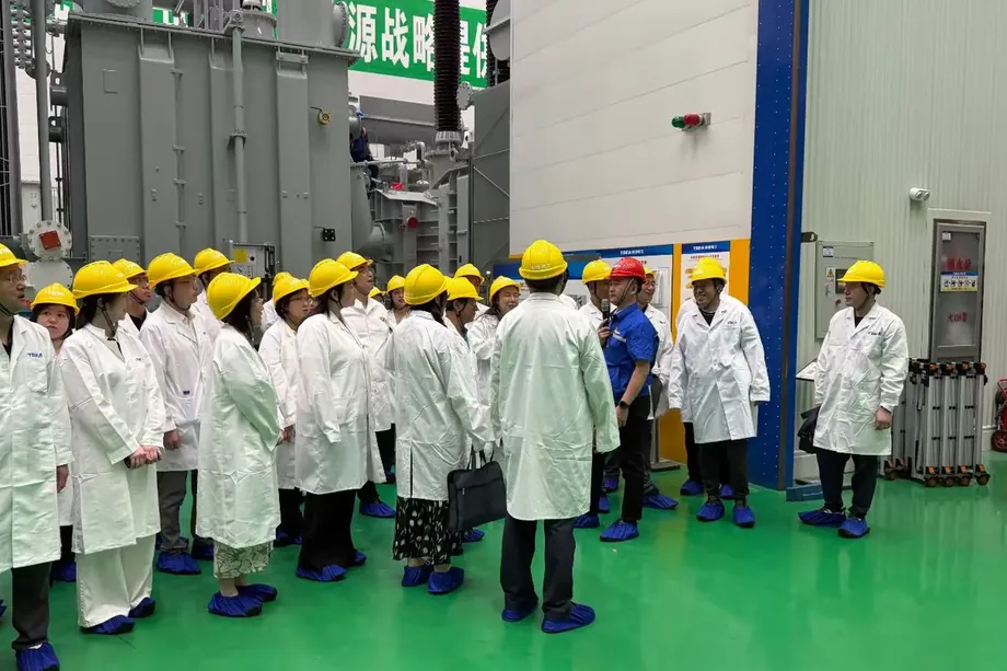 参观沈阳特变电工,进车间前的安全着装与集合